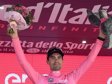 Tom Dumoulin celebra su victoria de etapa en el podio (archivo) Tom Dumoulin celebra su victoria de etapa en el podio (archivo)