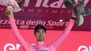 Tom Dumoulin celebra su victoria de etapa en el podio (archivo)