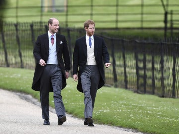 Los príncipes Guillermo y Harry llegan a la boda de Pippa Middleton y James Matthews