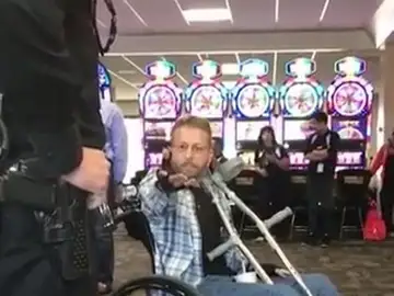Mike, el hombre que suelta comentarios racistas a otro que habla español Mike, el hombre que suelta comentarios racistas a otro que habla español