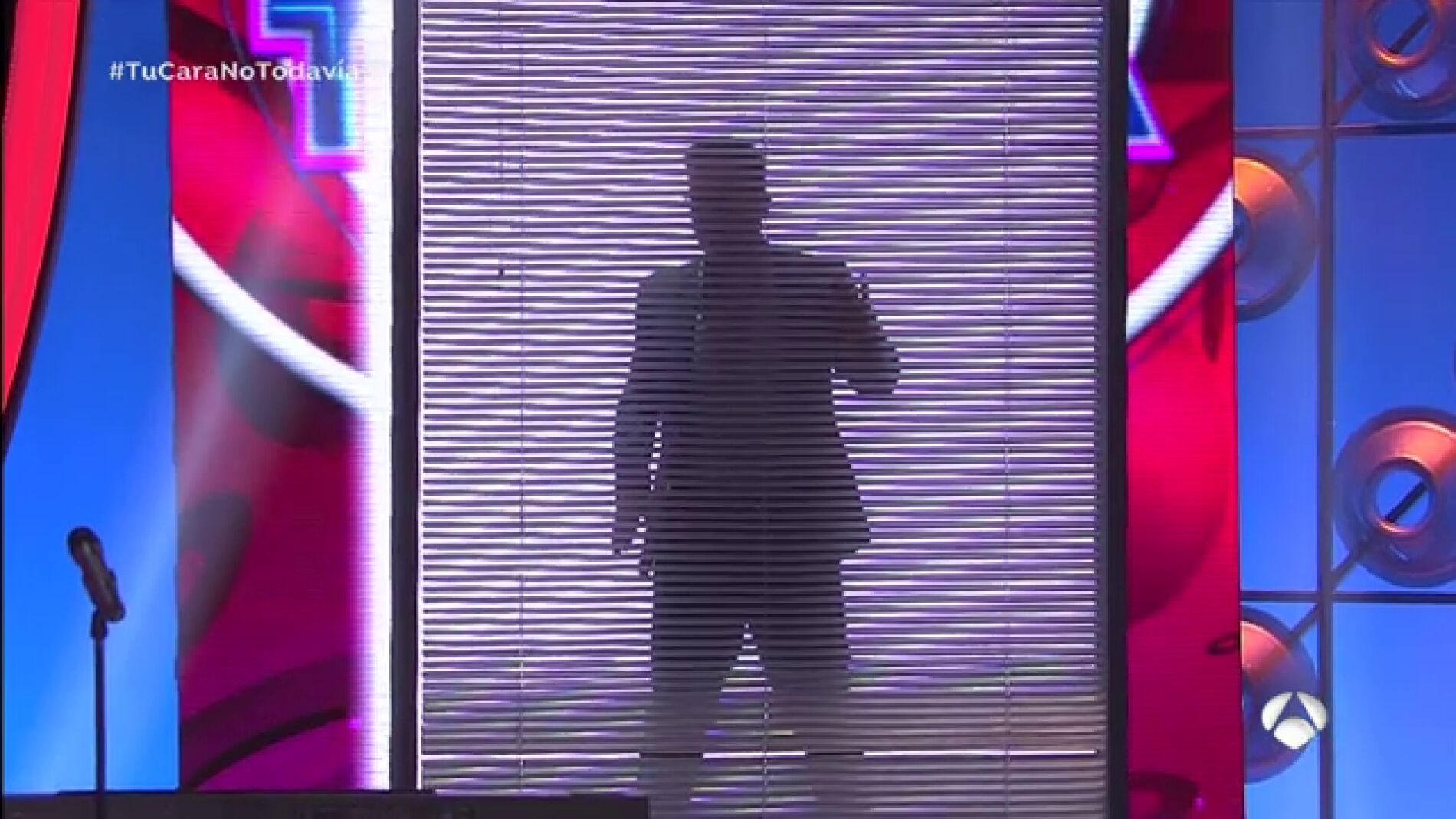 Frame 18.368116 de: El striptease m&aacute;s hot de &Agrave;ngel Ll&agrave;cer y Miki Nadal