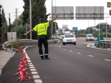 Un agente de la Guardia Civil de Tráfico da el alto a un conductor en un control Un agente de la Guardia Civil de Tráfico da el alto a un conductor en un control