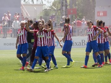 Las jugadoras del Atlético de Madrid celebran el trinfo como campeonas de la Liga Iberdrola de fútbol femenino.