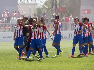 Las jugadoras del Atlético de Madrid celebran el trinfo como campeonas de la Liga Iberdrola de fútbol femenino. Las jugadoras del Atlético de Madrid celebran el trinfo como campeonas de la Liga Iberdrola de fútbol femenino.
