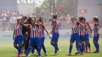 Las jugadoras del Atlético de Madrid celebran el trinfo como campeonas de la Liga Iberdrola de fútbol femenino.