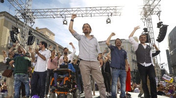 Pablo Iglesias, con otros cargos de Podemos en Sol