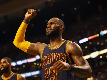LeBron James celebra la victoria con los Cavaliers LeBron James celebra la victoria con los Cavaliers