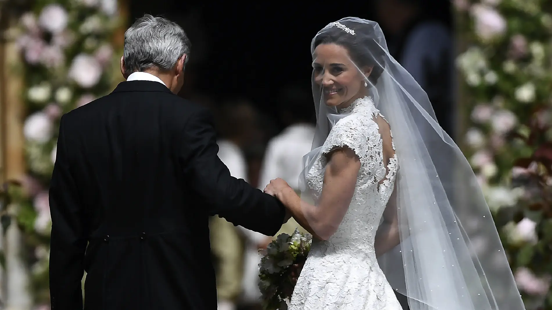 Pippa Middleton llega a la iglesia acompañada de su padre, Michael Middleton