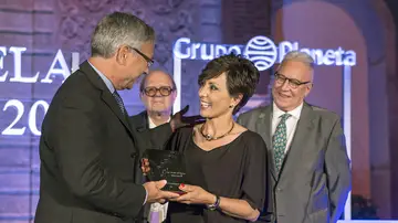 Rignault entrega el galardón a la periodista Rignault entrega el galardón a la periodista