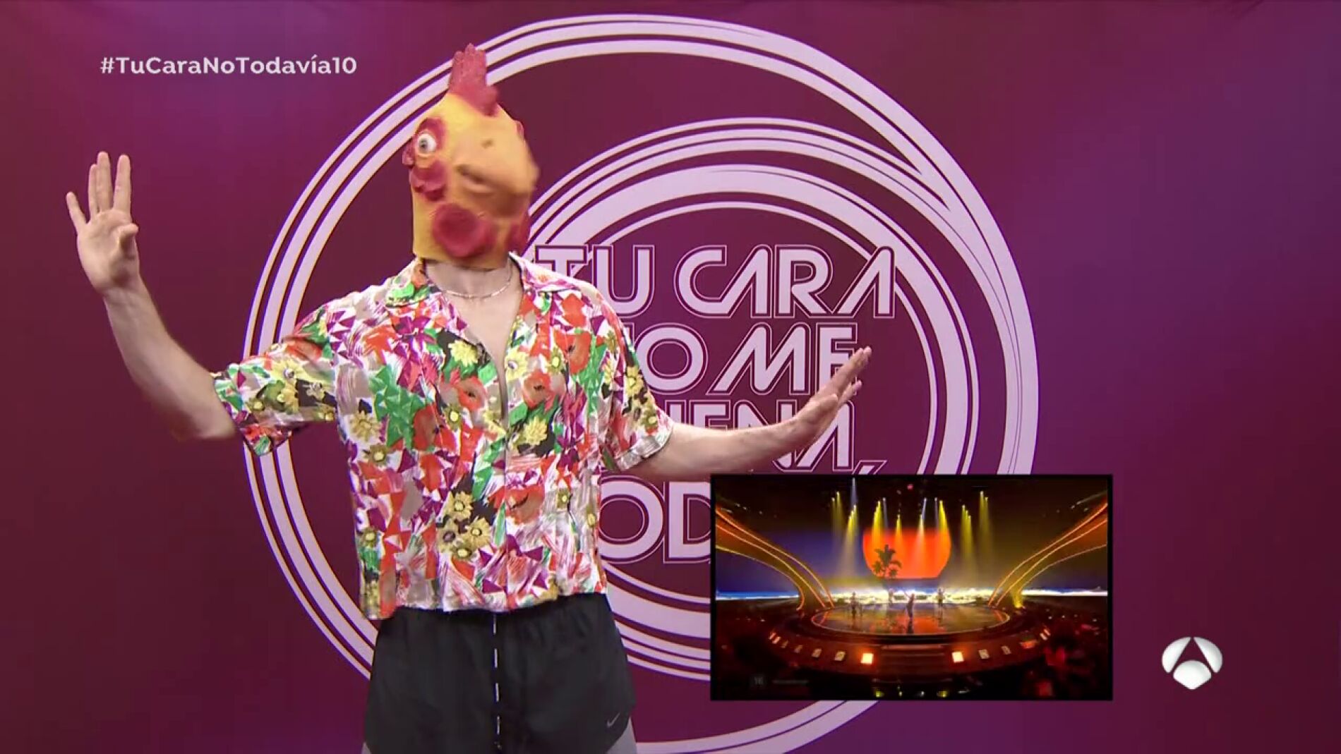 Frame 35.339745 de: El gallo de Manel Navarro se cuela en 'Tu cara no me suena todav&iacute;a'