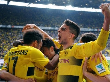 Marc Bartra y los jugadores del Dortmund celebran la victoria