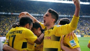 Marc Bartra y los jugadores del Dortmund celebran la victoria