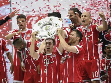 Lahm y Xabi Alonso levantan la Bundesliga Lahm y Xabi Alonso levantan la Bundesliga