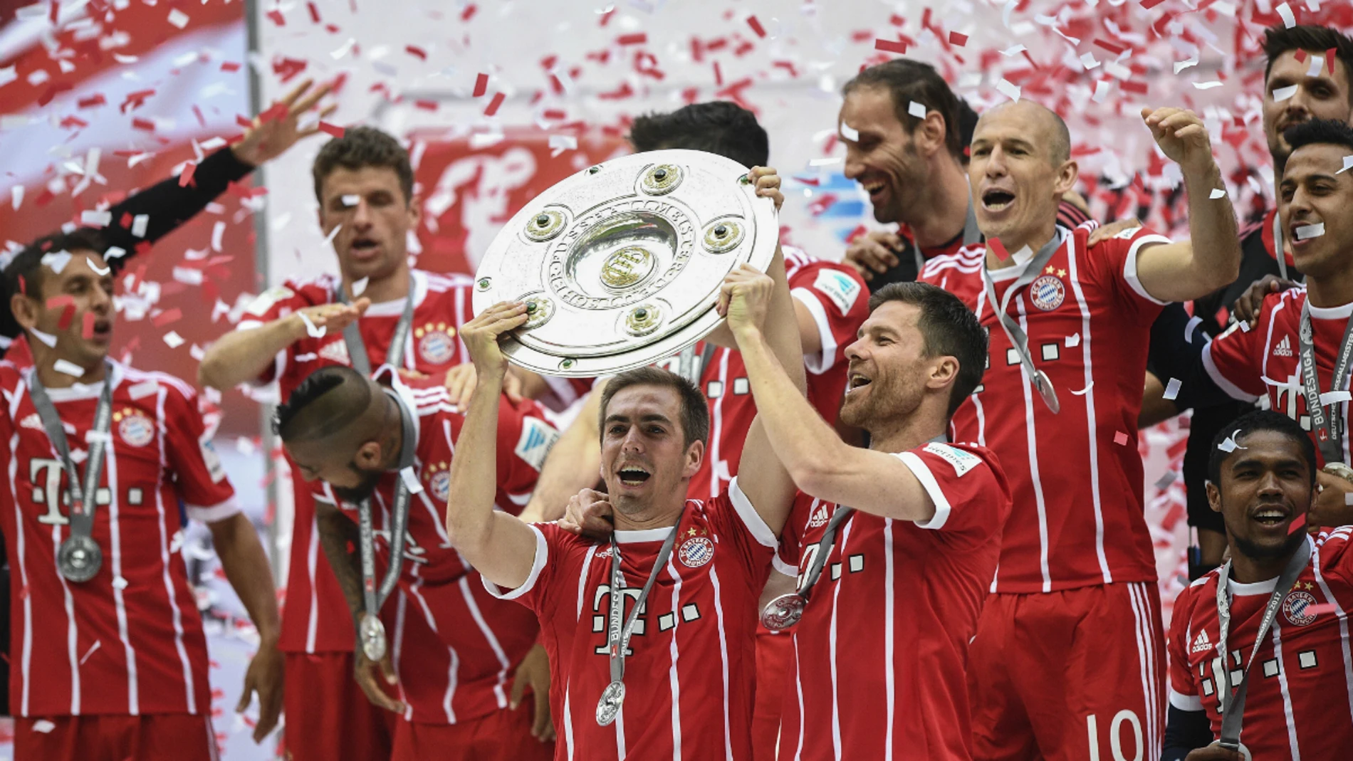 Lahm y Xabi Alonso levantan la Bundesliga Lahm y Xabi Alonso levantan la Bundesliga