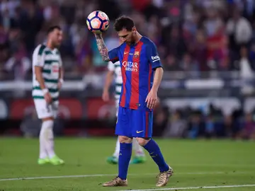 Leo Messi coge el balón tras marcar con el Barcelona Leo Messi coge el balón tras marcar con el Barcelona