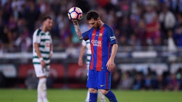 Leo Messi coge el balón tras marcar con el Barcelona