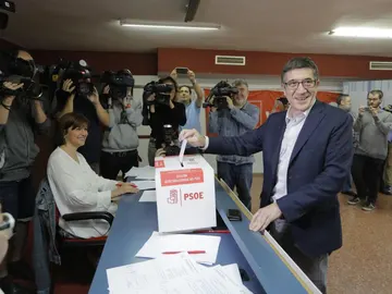 Patxi López vota en las primarias del PSOE Patxi López vota en las primarias del PSOE