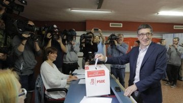 Patxi López vota en las primarias del PSOE