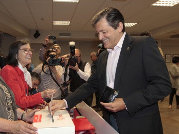 Javier Fernández vota en las primarias del PSOE