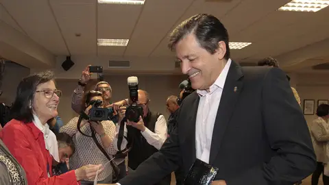 Javier Fernández vota en las primarias del PSOE Javier Fernández vota en las primarias del PSOE