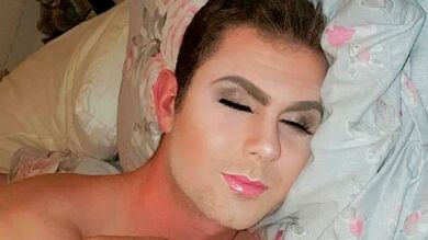Una mujer se venga de su novio maquillándole mientras duerme 
