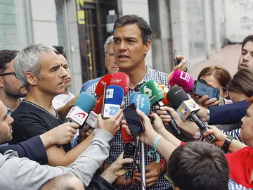 Pedro Sánchez con los medios de comunicación Pedro Sánchez con los medios de comunicación