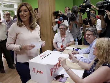 Susana Díaz vota en las primarias socialistas Susana Díaz vota en las primarias socialistas