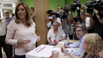 Susana Díaz vota en las primarias socialistas