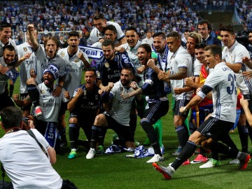 Los jugadores del Real Madrid celebran el título en La Rosaleda