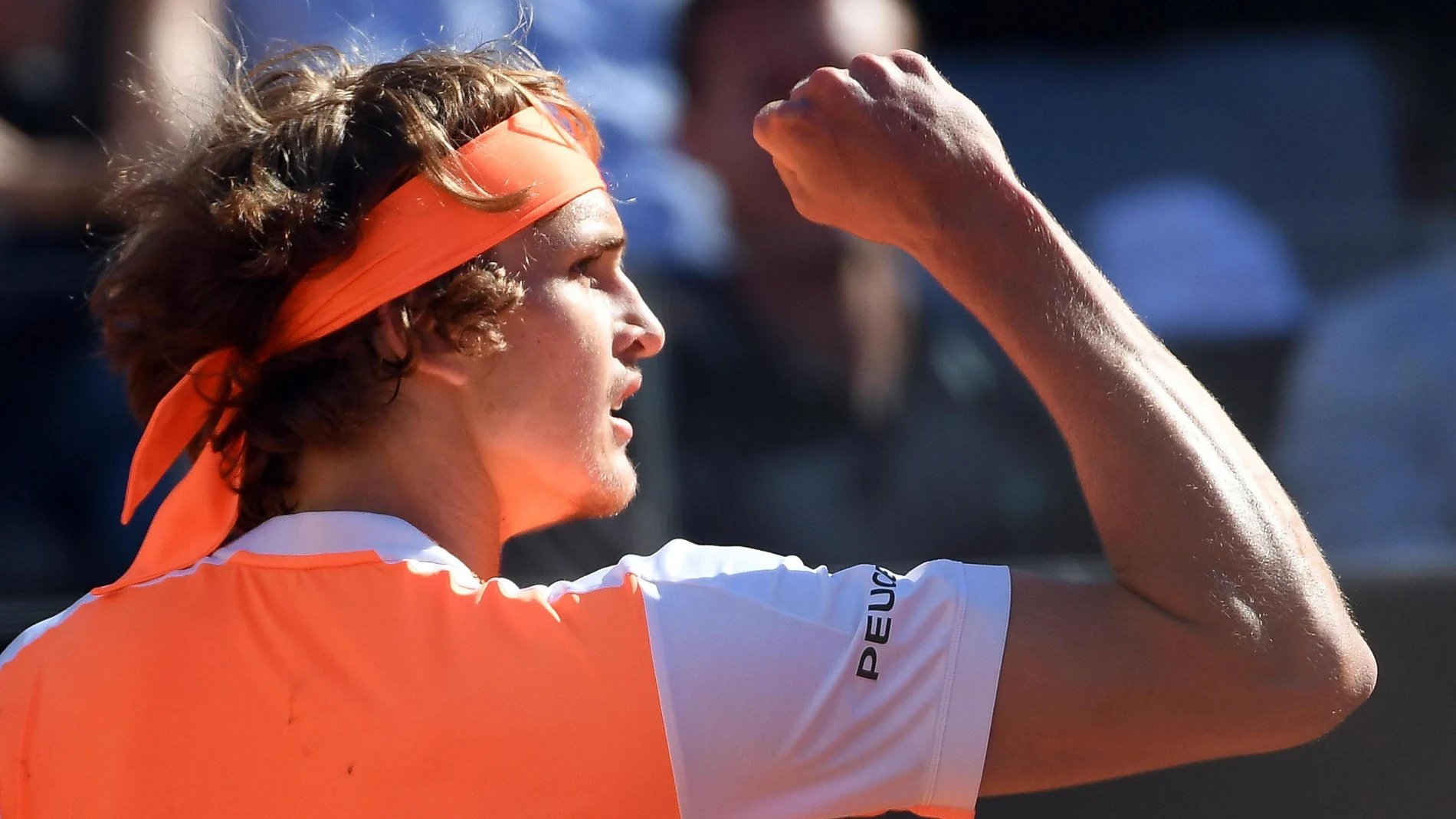 Zverev levanta el puño y celebra su victoria en Roma Zverev levanta el puño y celebra su victoria en Roma