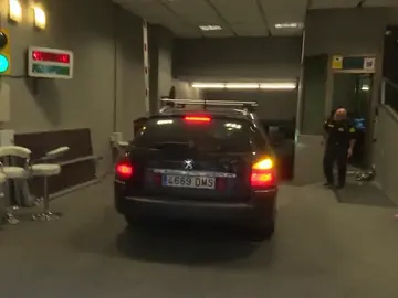 Frame 2.958221 de: Sánchez llega a Ferraz en coche sin hacer declaraciones Frame 2.958221 de: Sánchez llega a Ferraz en coche sin hacer declaraciones