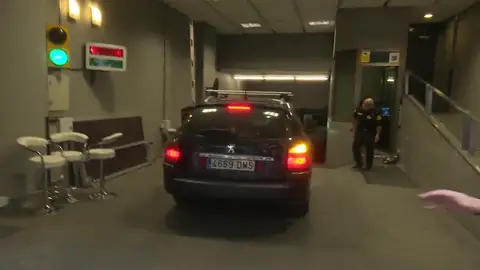 Frame 2.958221 de: Sánchez llega a Ferraz en coche sin hacer declaraciones Frame 2.958221 de: Sánchez llega a Ferraz en coche sin hacer declaraciones