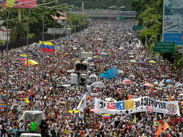 Miles de personas han marchado en Venezuela contra el gobierno de Nicolás Maduro Miles de personas han marchado en Venezuela contra el gobierno de Nicolás Maduro