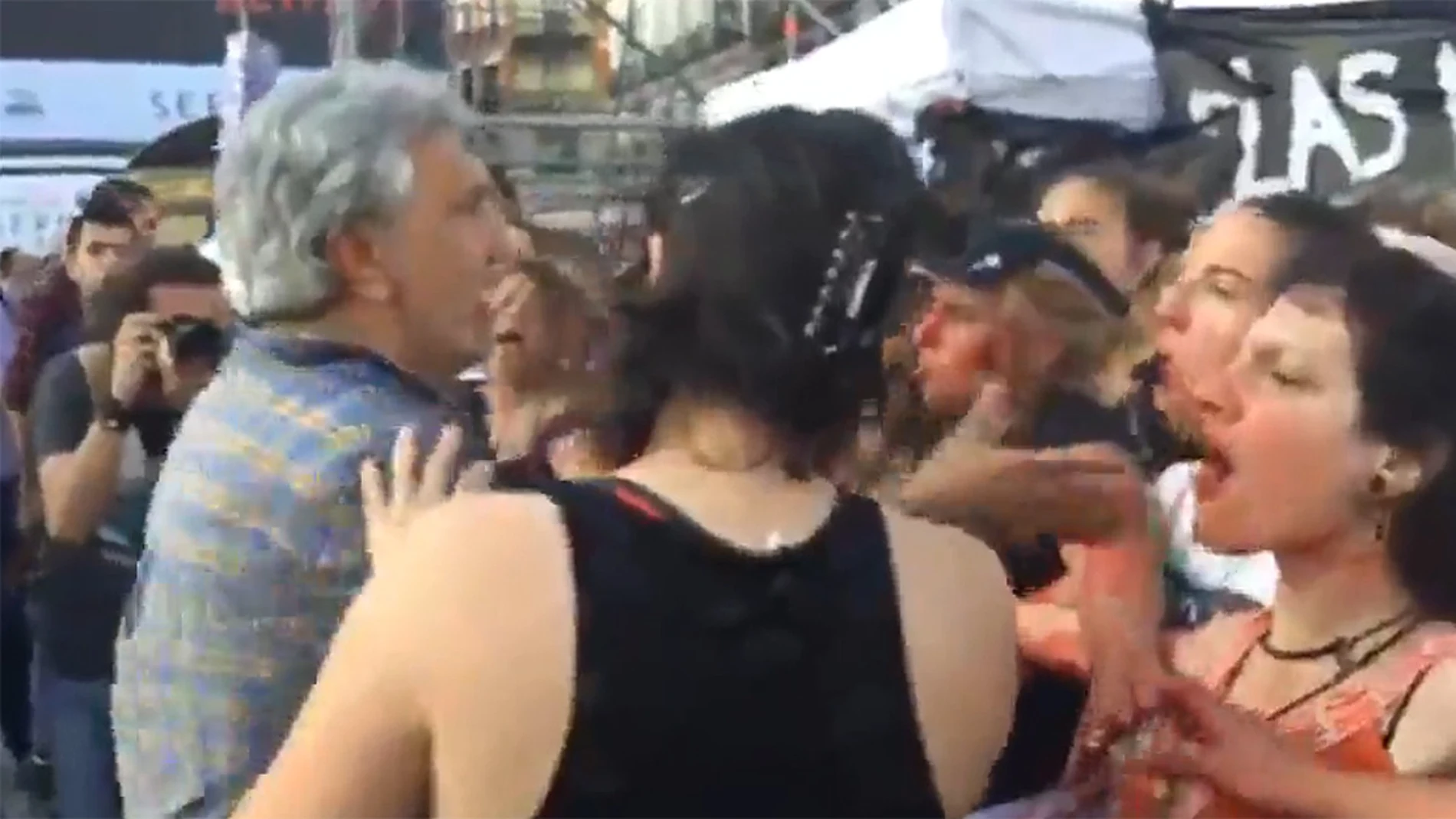 Momento de la agresión de un asistente a la manifestación de Podemos a una feminista Momento de la agresión de un asistente a la manifestación de Podemos a una feminista