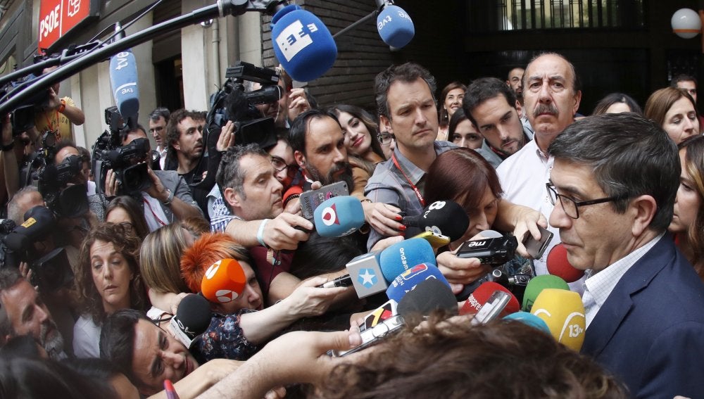 Patxi López a su llegada a la sede del PSOE