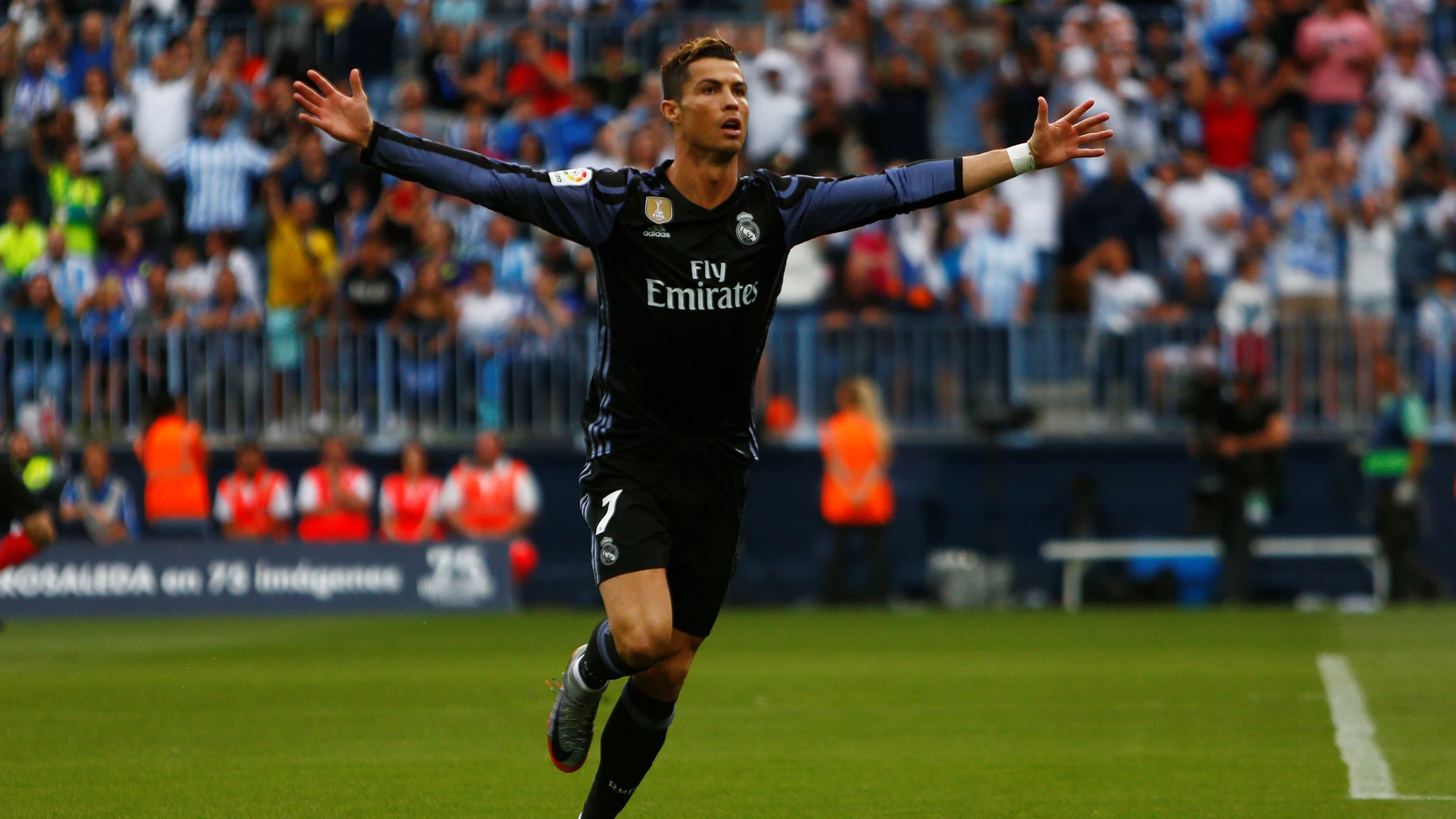 Cristiano Ronaldo celebra un gol en La Rosaleda Cristiano Ronaldo celebra un gol en La Rosaleda