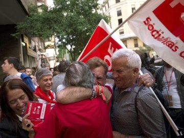 Simpatizantes de Pedro Sánchez celebran los primeros resultados ante la sede del PSOE en la calle Ferraz.