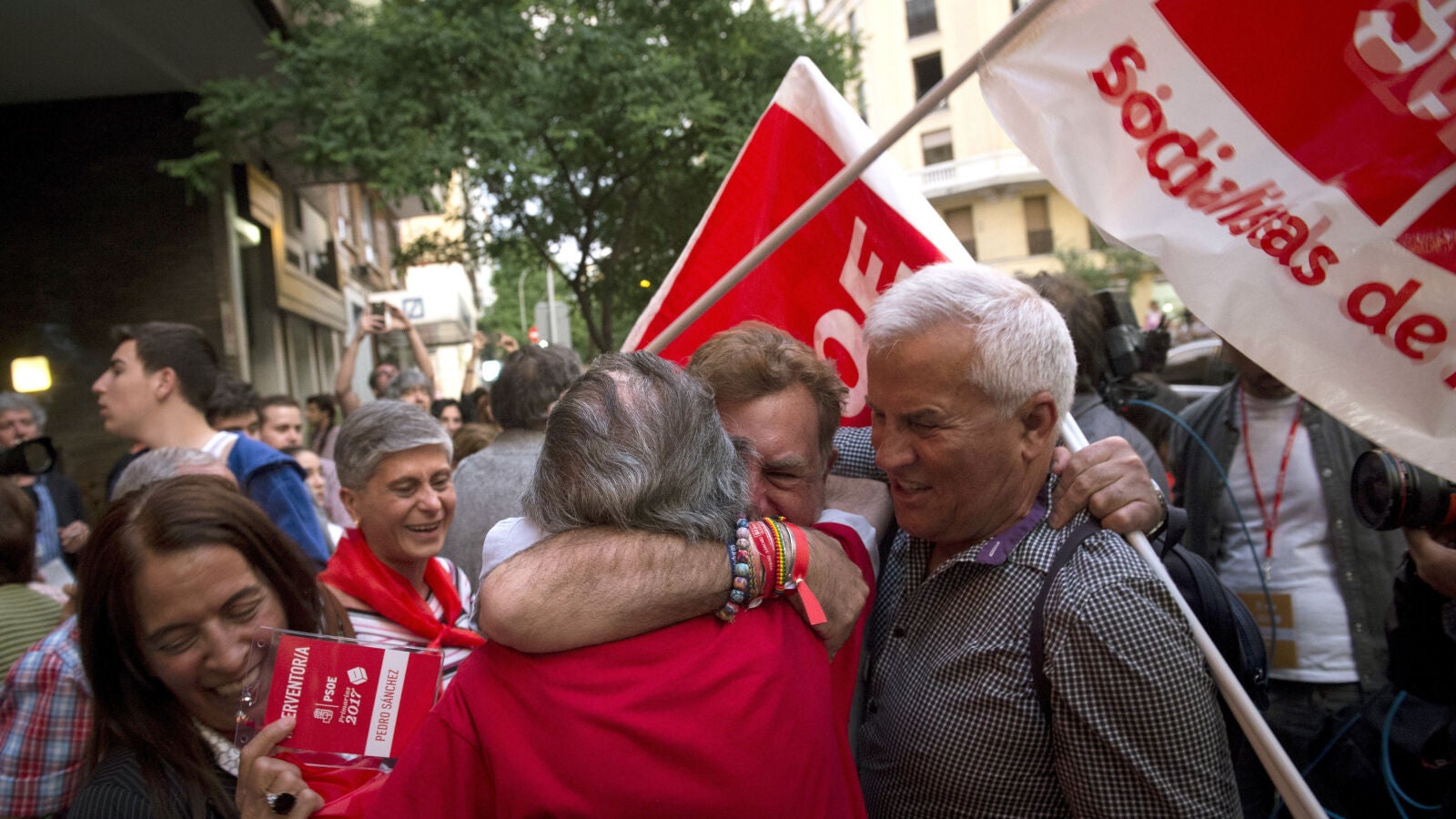 Simpatizantes de Sánchez festejan en Ferraz su victoria al grito de 'Sí es Sí'