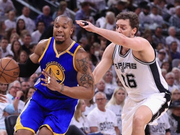 Pau Gasol intenta defender a David West