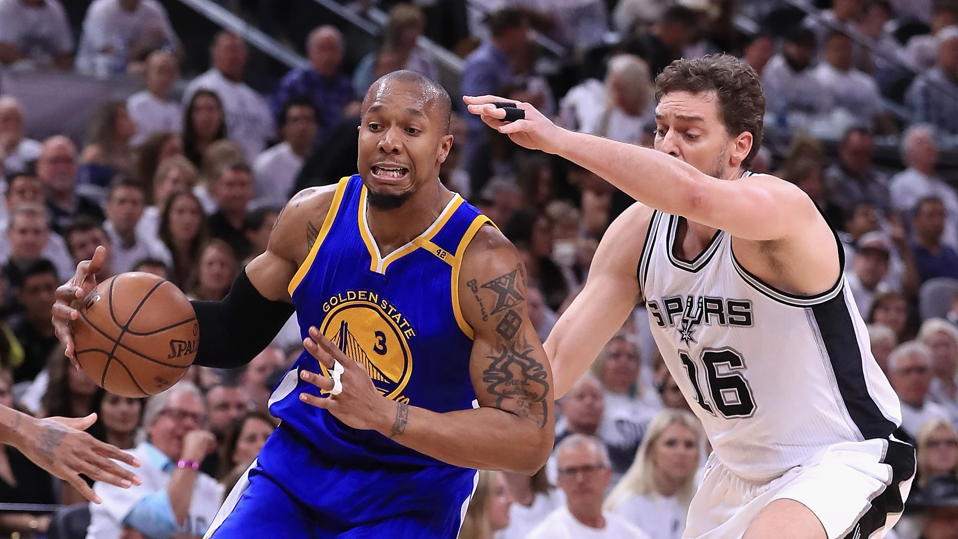 Pau Gasol intenta defender a David West Pau Gasol intenta defender a David West