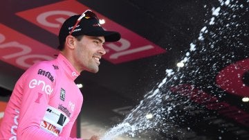 Bob Jungels celebra su triunfo de etapa en el Giro