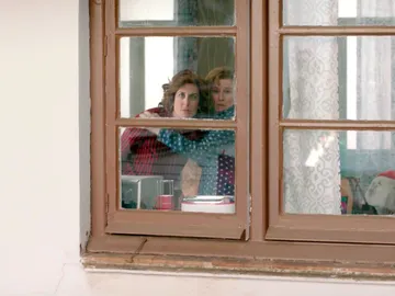 Las vecinas descubren el ‘rollo bollo’ de Dolores y Celia Las vecinas descubren el ‘rollo bollo’ de Dolores y Celia