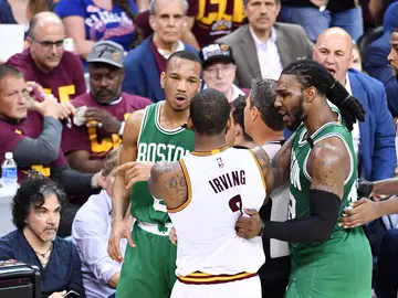 Irving y Bradley se encaran durante un momento del Cavs - Celtics Irving y Bradley se encaran durante un momento del Cavs - Celtics