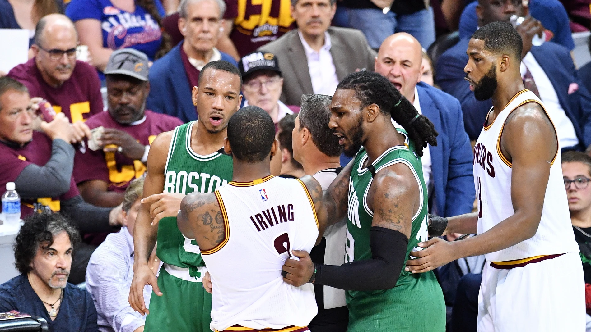 Irving y Bradley se encaran durante un momento del Cavs - Celtics Irving y Bradley se encaran durante un momento del Cavs - Celtics