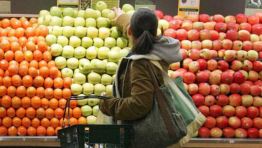 Una joven compra en el supermercado