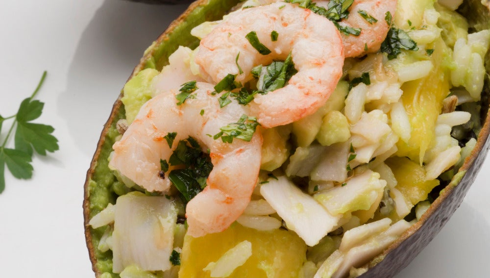 Aguacates rellenos de pavo, piña, arroz y gambas