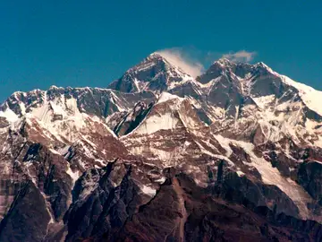 Fotografía de la cordillera himalaya y el Monte Everest, la montaña más alta de la Tierra Fotografía de la cordillera himalaya y el Monte Everest, la montaña más alta de la Tierra