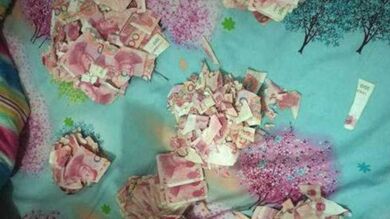 Un niño chino hace pedazos unos billetes por valor de 6.500 euros que su padre tenía escondidos en casa