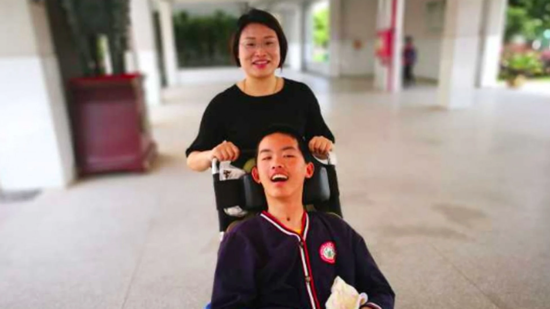 La profesora con su alumno tras despertar del coma La profesora con su alumno tras despertar del coma