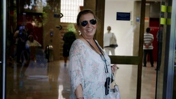 Carmen Borrego visita a su madre, Mª Teresa Campos, en el hospital